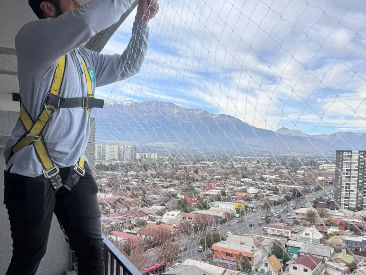 Instalación de malla de seguridad en un balcón realizada por UP Services