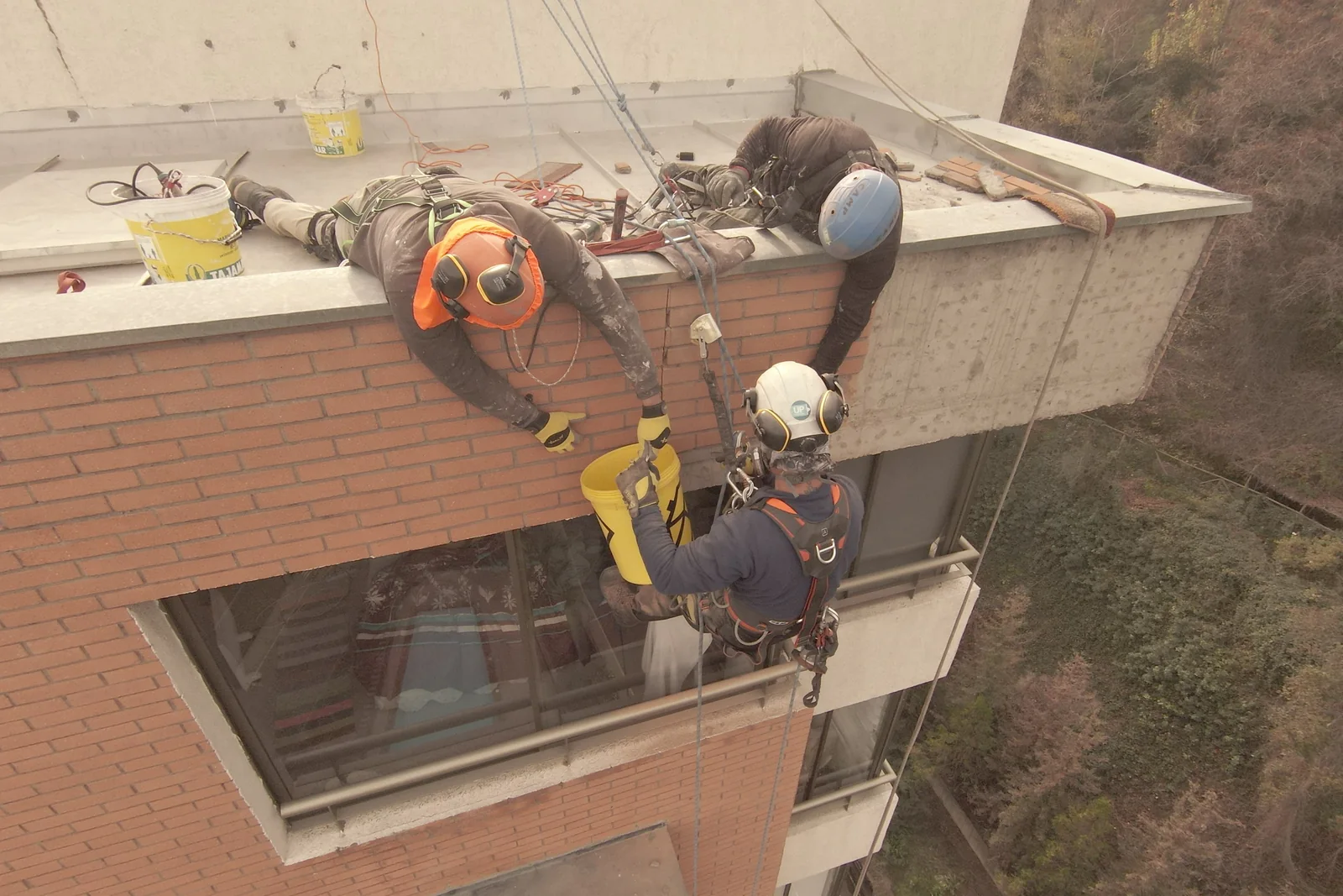Técnico de UP Services ejecutando trabajos verticales en una fachada